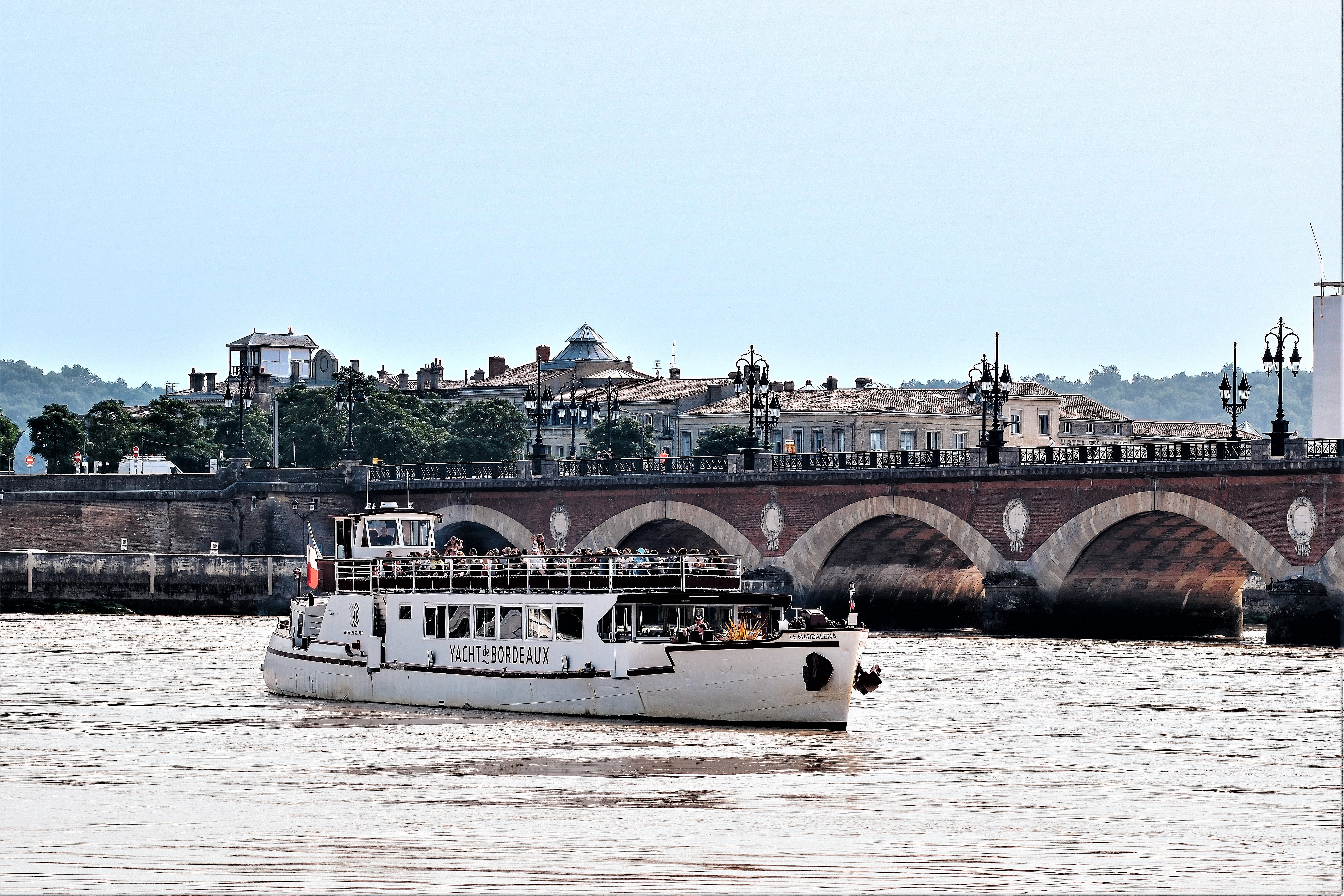 Yacht de Bordeaux croisière sur la garonne