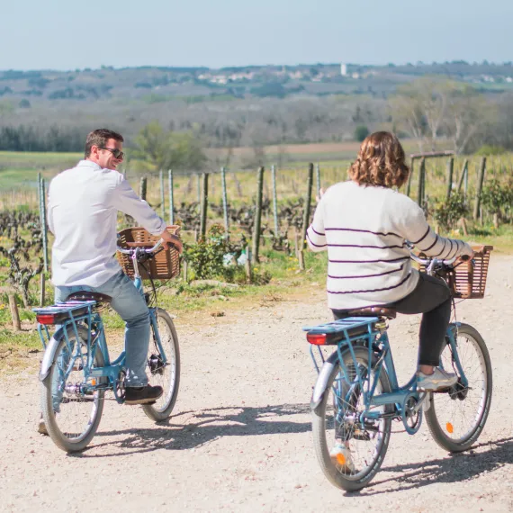 Balade à vélo électrique dans les vignes du château d'Arche