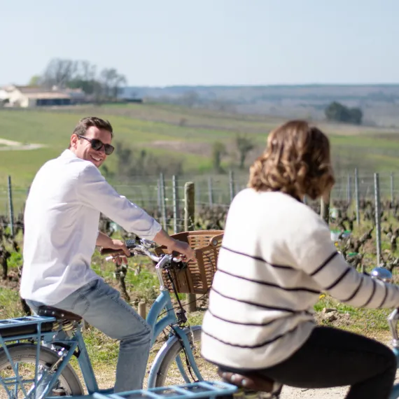 Balade à vélo électrique dans les vignes du château d'Arche