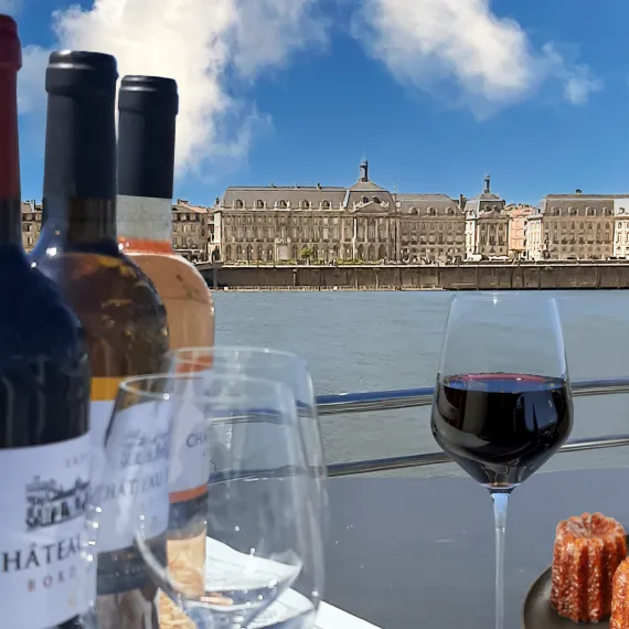 Verre de vin et cannelé dégustés lors de la croisière Burdigala