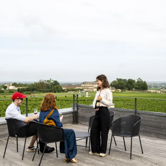 Dégustation sur la terrasse lors du circuit Route du Patrimoine