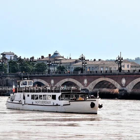 Yacht de Bordeaux croisière sur la garonne