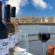 Verre de vin et cannelé dégustés lors de la croisière Burdigala