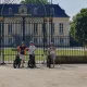 Trottinette électrique devant le Château de la Louvière 