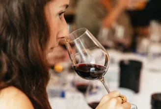 Dégustation de vins lors de l'initiation aux vins de Bordeaux